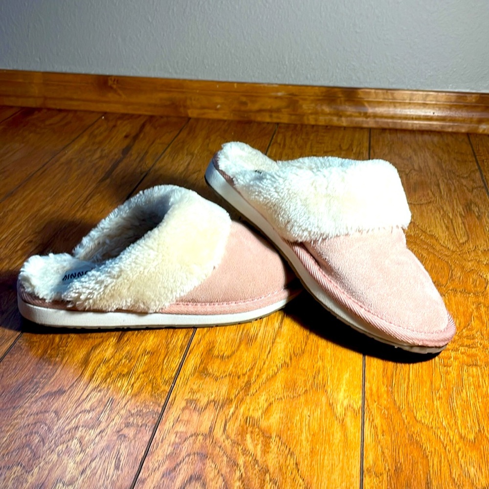 Minneatoka Girls Pink Fuzzy Slippers